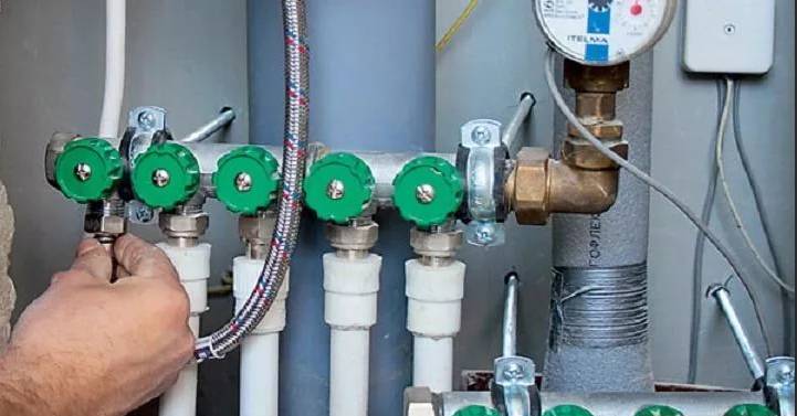 Les principes de l'appareil du système de chauffage du collecteur: qu'est-ce qu'un collecteur et tout sur son agencement