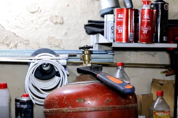 Comment dévisser la valve d'une bouteille de gaz : instructions étape par étape