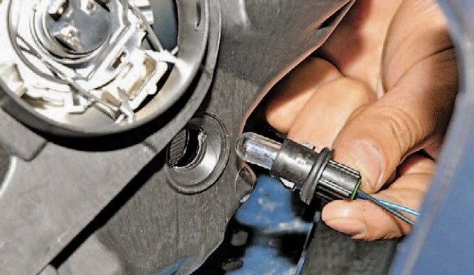 Comment retirer un projecteur d'un plafond tendu: retirez-le et remplacez-le de vos propres mains