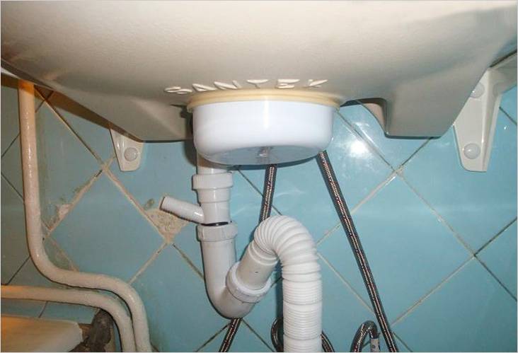 Les nuances de l'installation d'un évier sur une machine à laver: un exemple de travail étape par étape