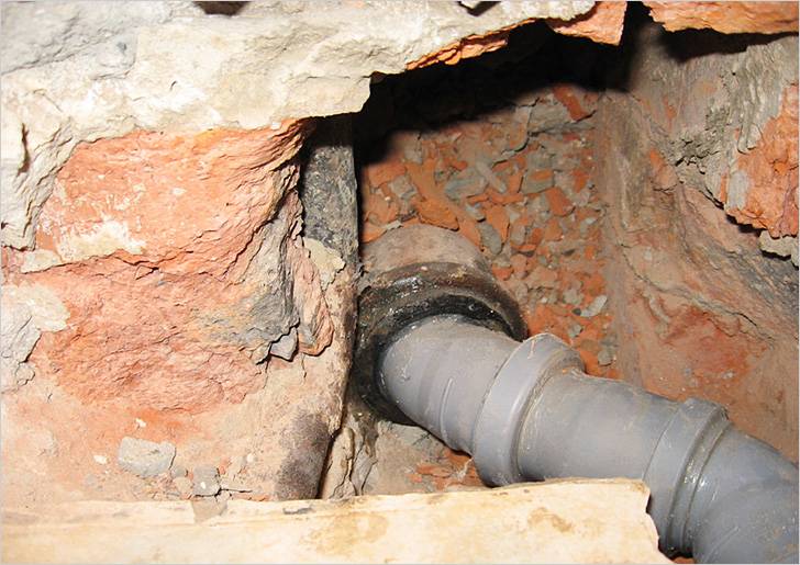 Installation de tuyaux d'égout en fonte