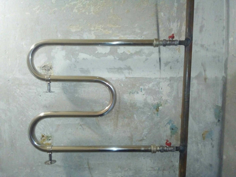 Installer un sèche-serviettes dans la salle de bain : guide d'installation DIY