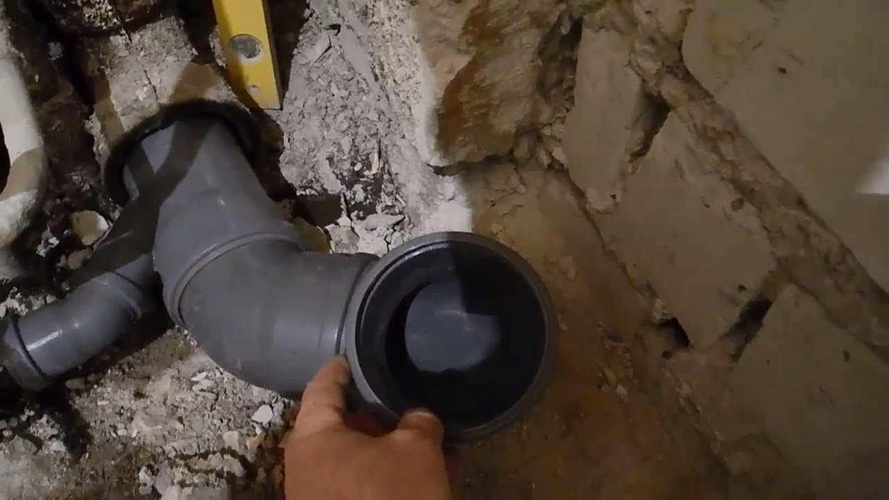 Remplacement des tuyaux en fonte par des tuyaux en plastique, démontage des tuyaux en fonte