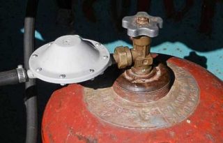 Qu'est-ce qu'un réducteur pour une bouteille de gaz: l'appareil et le fonctionnement de l'appareil avec un régulateur de pression