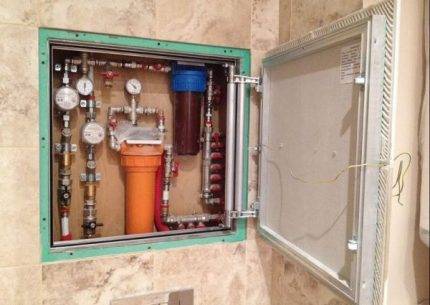 Trappes de plomberie de révision pour la salle de bain et les toilettes: types, règles de placement, caractéristiques de montage