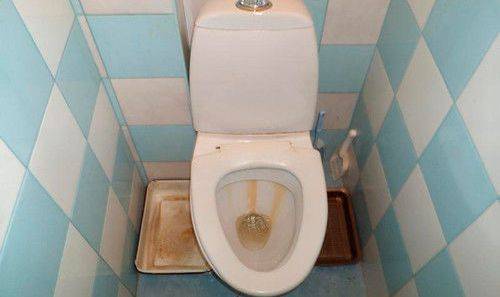 Les toilettes fuient après la chasse d'eau : causes possibles du dysfonctionnement et comment les réparer