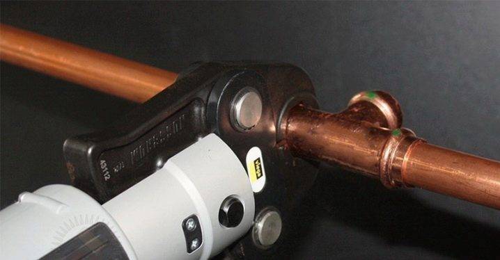 Tuyaux d'incendie, d'eau et de cuivre : caractéristiques du travail avec des tuyaux et des raccords en cuivre