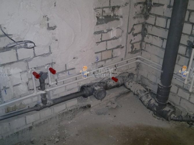 Qui devrait changer la colonne montante d'égout dans l'appartement