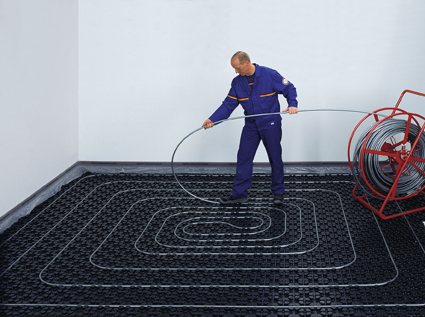 Comment connecter un sol chaud de vos propres mains: étapes de connexion d'un sol à eau