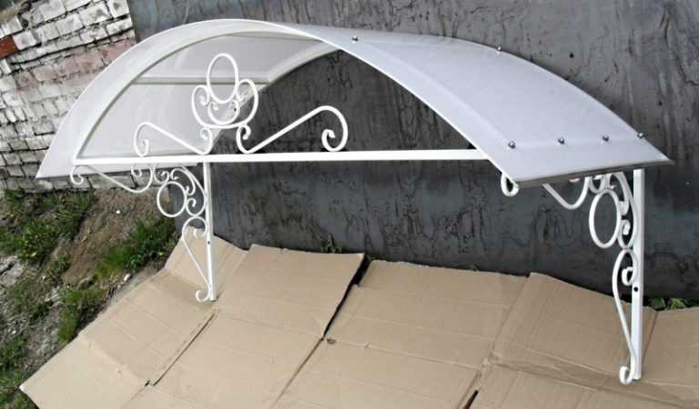 Auvent au-dessus du porche - 130 photos d'espèces, d'appareils, de construction et de secrets de réparations simples