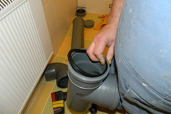 Transférer l'égout dans une autre pièce: comment déplacer la cuisine