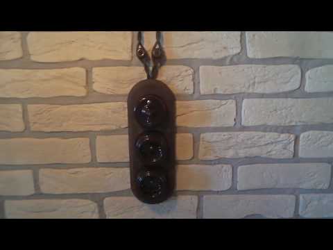 Câblage rétro ouvert dans une maison en bois: élégant et insolite