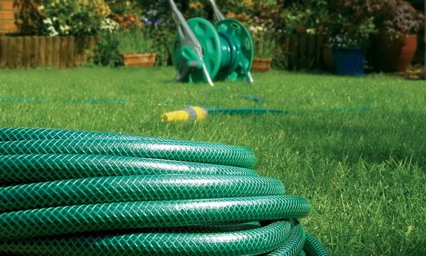Tuyau d'arrosage: caractéristiques des tuyaux d'arrosage de jardin, caractéristiques des modèles à plat et autres modèles. lequel est le mieux pour jardiner?