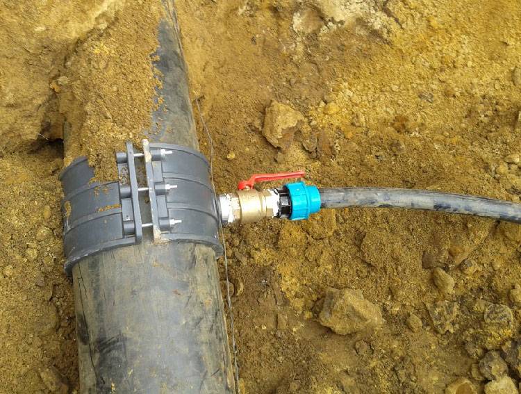 Puiser dans une conduite d'eau: comment couper de vos propres mains une structure de plomberie sous pression, comment le faire à angle droit