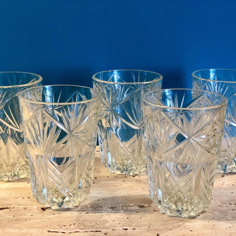 Comment laver le cristal pour le faire briller (23 photos): comment et avec quoi nettoyer les plats en cristal pour les faire briller à la maison, laver le jaunissement et la graisse