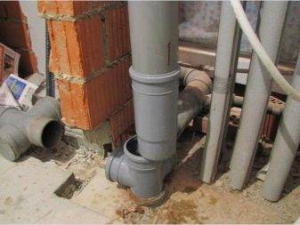 Installation d'un tuyau d'égout pour l'assainissement: nous ventilons correctement