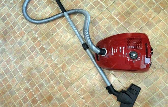 Vue d'ensemble d'un aspirateur avec dépoussiéreur Bosch GL30 BGL32003: une unité fiable dans l'assemblage de base