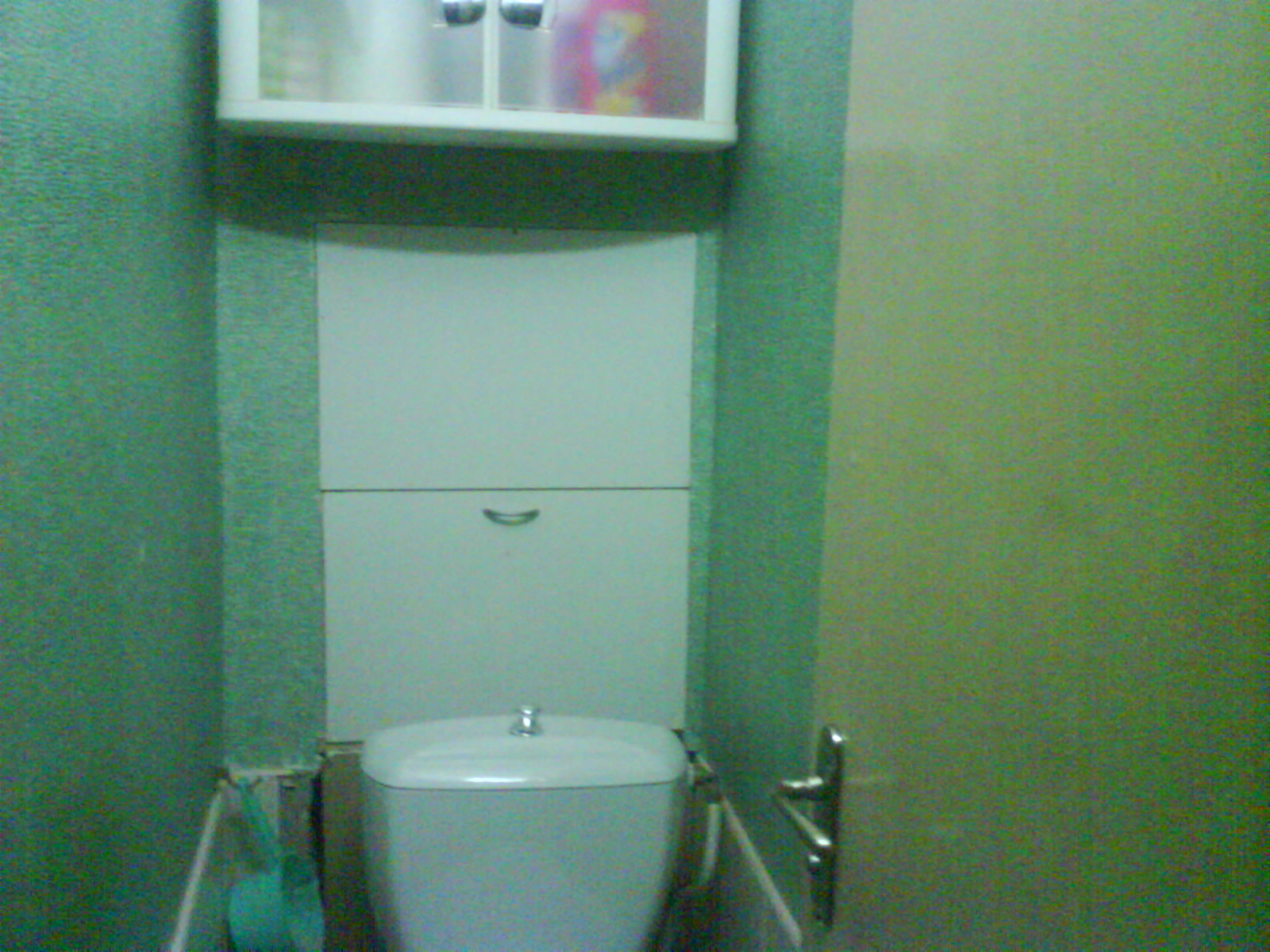 Des moyens simples pour fermer les tuyaux dans les toilettes, laissant l'accès aux communications