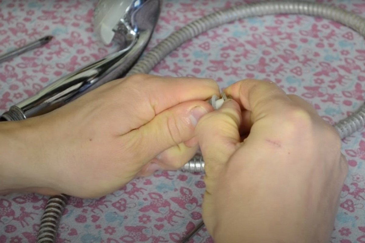 Comment remplacer ou réparer un tuyau de douche de vos propres mains