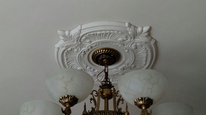 Rosaces de plafond et autre décor pour un lustre - 30 photos d'intérieurs