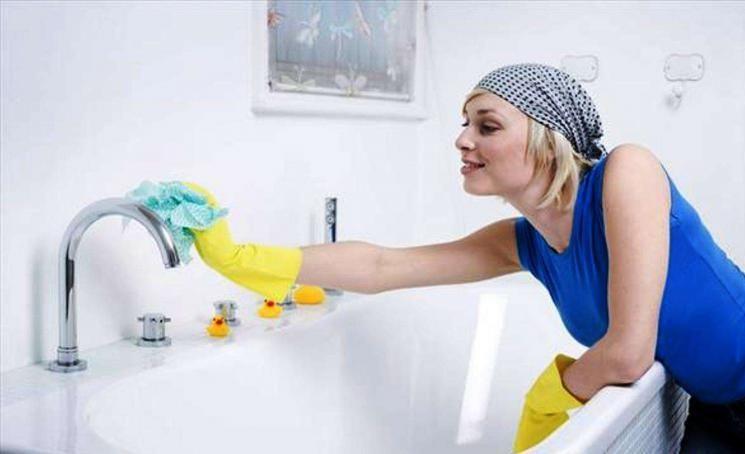 Comment laver le bain au blanc à la maison: remèdes populaires (sans produits chimiques)