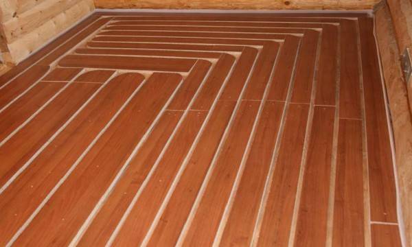 Sol chaud sous le stratifié: choisissez celui qu'il vaut mieux mettre + un exemple de travail