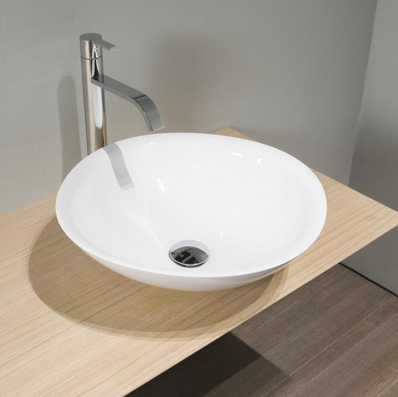 Évier suspendu sur le comptoir de la salle de bain: types et installation