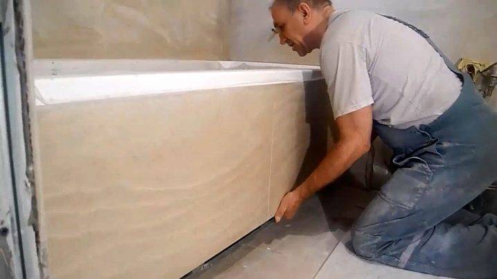 Comment faire un écran de salle de bain fonctionnel avec des étagères