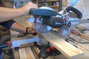 Cintre de sol en bois DIY : idées créatives + instructions de montage