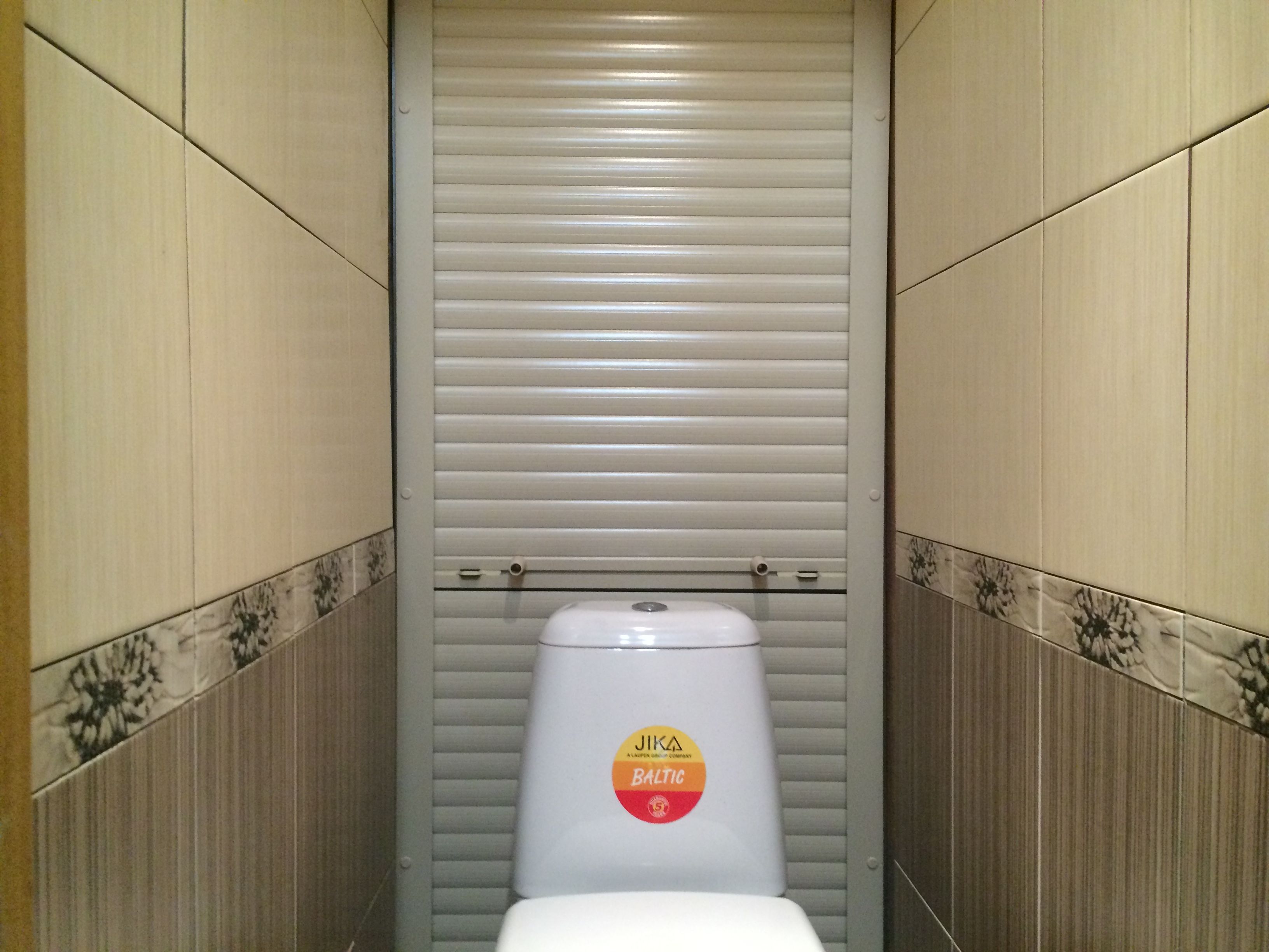 Comment fermer les tuyaux dans les toilettes: cacher, cacher et coudre toutes les options