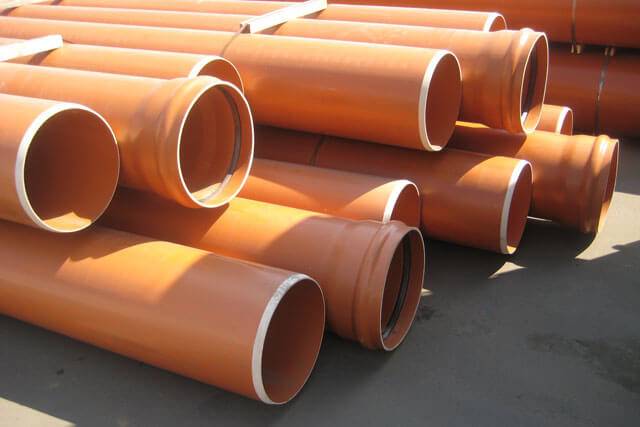 Conduites d'égout en PVC et en PEHD pour les eaux usées extérieures: types, caractéristiques, avantages et inconvénients