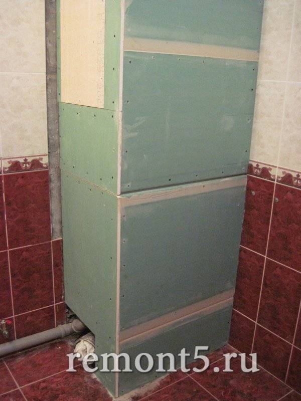 Comment cacher les tuyaux dans la salle de bain: un aperçu des meilleures façons de masquer le pipeline