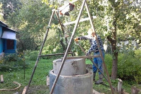 Nettoyage des puits: comment nettoyer de vos propres mains, vidéo, nettoyage du limon dans le pays, quand c'est mieux, luminaires