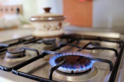 Odeurs de gaz de la cuisinière : causes de l'odeur de gaz du four et des brûleurs et astuces pour les éliminer