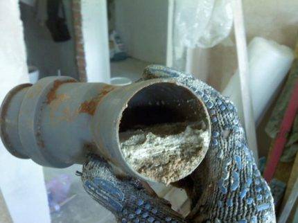 Libérer un ami blanc : réparer un blocage dans les toilettes sans piston ni plomberie