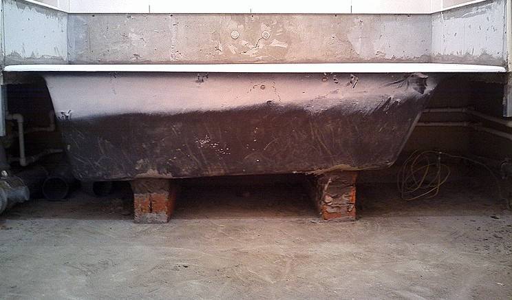 Façons d'installer un bain en fonte et en acier sur des briques: méthodes et solutions