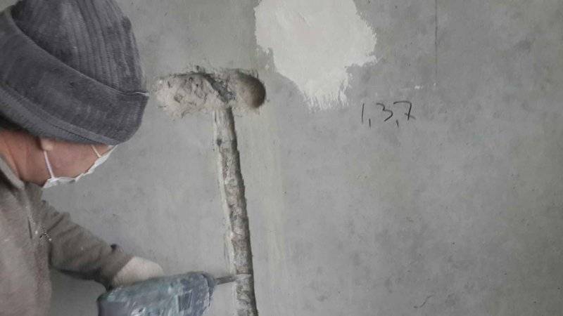 Comment et avec quoi abandonner les murs pour le câblage: briefing sur les travaux de construction