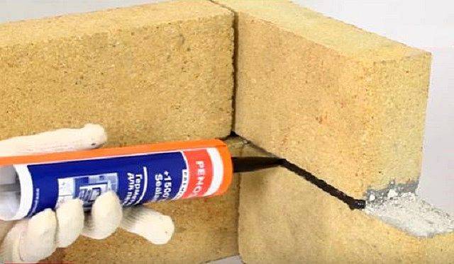 Mastic haute température pour fours : caractéristiques d'application + cinq meilleures offres