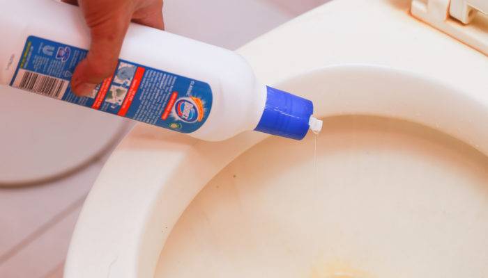 Comment nettoyer les toilettes du calcaire: remèdes chimiques et populaires efficaces