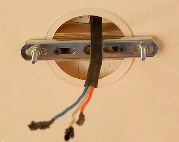 Installation d'un lustre sur un plafond tendu: les principales étapes de l'auto-installation