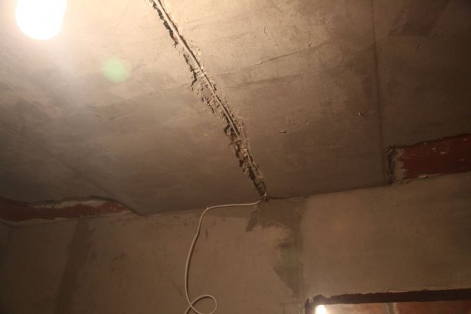 Quel est le danger de courir après les murs porteurs pour le câblage et comment poser en toute sécurité les lignes électriques pour empêcher l'effondrement du bâtiment