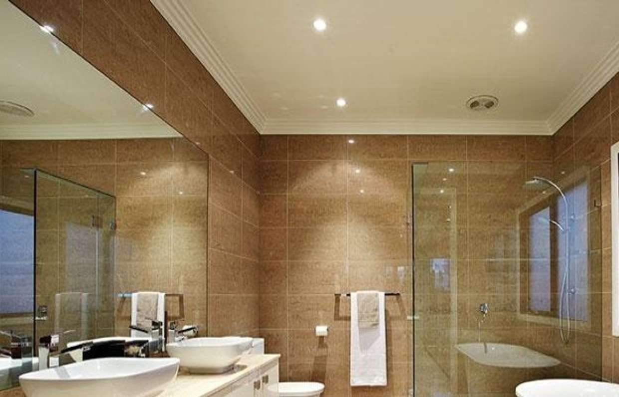 Les nuances et les caractéristiques de l'éclairage dans la salle de bain