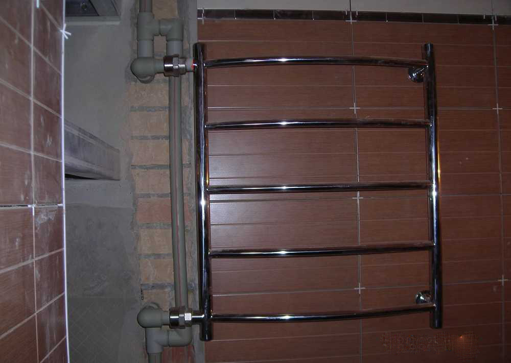 Transfert d'un sèche-serviettes - l'ordre des travaux, les règles de connexion d'un sèche-serviettes