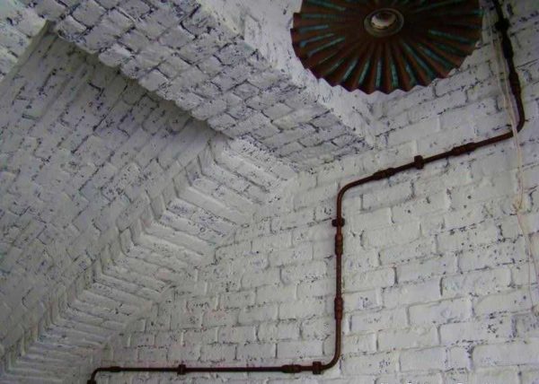 Câblage rétro ouvert dans une maison en bois: élégant et insolite