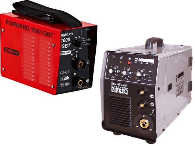 Nous cuisinons des tuyaux par soudure électrique sous un miroir