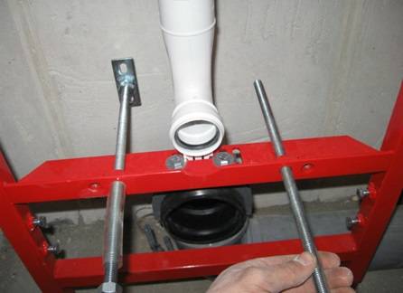 Installer une toilette murale suspendue de vos propres mains: lors de l'installation et sur une base en béton