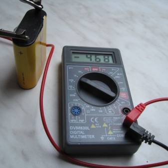 Comment vérifier la tension dans une prise avec un multimètre: règles de mesure