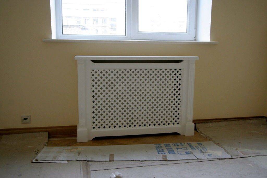 Écran sur la batterie de chauffage : un élément de protection et de décoration dans la pièce