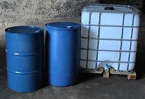 Un exemple d'une fosse septique faite maison faite de barils en plastique