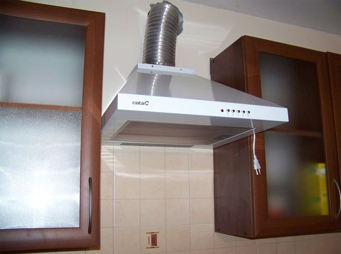 Ventilation d'échappement à travers le mur vers la rue: comment installer une soupape d'échappement